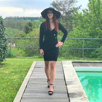 Robe noire businesswoman